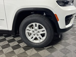 2023 Jeep Grand Cherokee Laredo — thumbnail 2