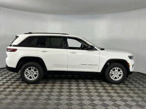 2023 Jeep Grand Cherokee Laredo — thumbnail 3