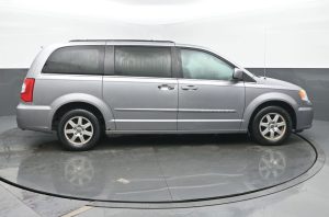 Used 2013 Chrysler Town & Country Touring — thumbnail 6